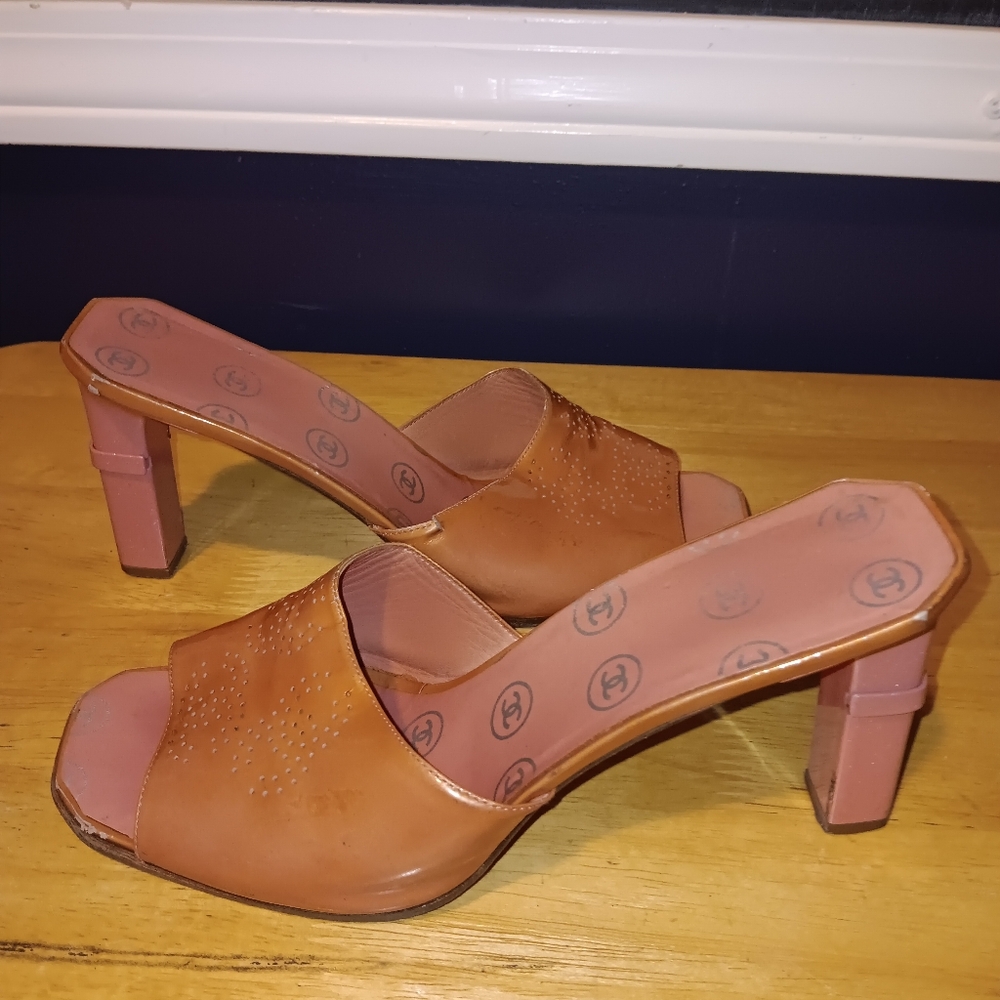 Chanel CC Patent Leather Heels Size 38 - Picture 2 of 5